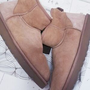 ugg Australia size 9 US